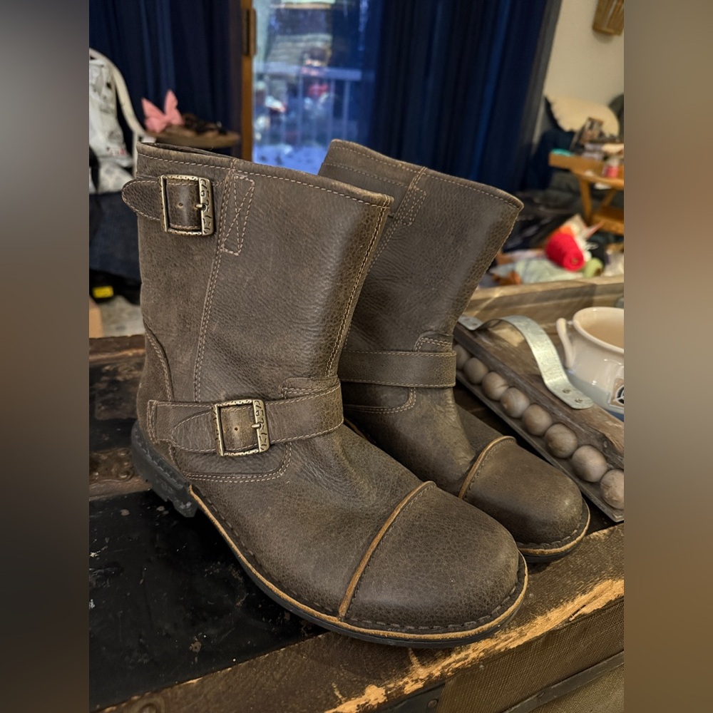 Ugg Woman’s size 10 Gray/Brown Leather Boots